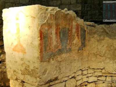 Particolare dei resti di affreschi che rappresentavano i 4 padri della chiesa con gli abiti talari classici e una croce bizantina